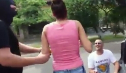 Màn cầu hôn độc đáo khiến cô gái nghẹt thở vì sợ hãi