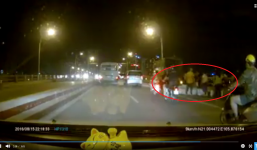 'Nghi án' đoàn xe đổ các can chất thải xuống cầu Vĩnh Tuy