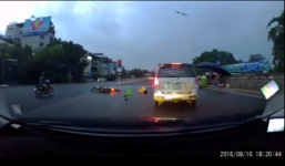 Xi-nhan qua đường nhưng không quan sát, cô gái bị ô tô tông ngã