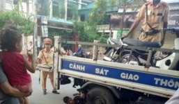 Phạt nam thanh niên nằm ôm bánh xe CSGT ăn vạ hơn 6 triệu đồng