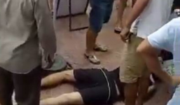 Video: Hàng trăm người dân vây bắt tên trộm điện thoại