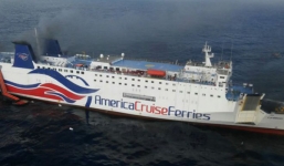 Mỹ: Tàu du lịch dài 171m bốc cháy, hơn 500 người được giải cứu