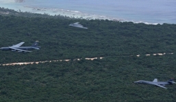 3 oanh tạc cơ chiến lược của Mỹ khoe uy lực ở Biển Đông