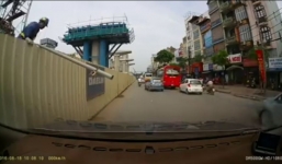 Tài xế 2 lần chết hụt vì ống sắt thò ra từ dự án đường sắt trên cao