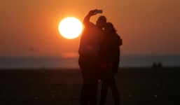 Chụp ảnh tự sướng, cả gia đình chết đuối