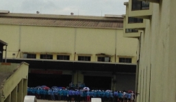 Gần 2.000 công nhân 'hoảng loạn' vì thức ăn có giòi