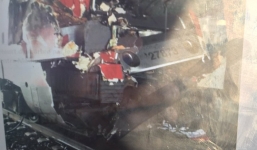 Tai nạn đường sắt kinh hoàng, xe lửa nát đầu, hành khách văng ra ngoài