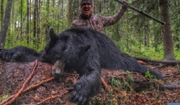 Video: Thợ săn Mỹ giết gấu bằng giáo gây phẫn nộ