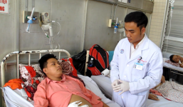 Vừa rút tiền ra khỏi trụ ATM, nam công nhân bị đâm thấu bụng