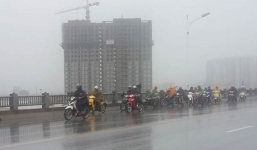 Video: Người đi xe máy bị gió quật đổ, áo mưa bị bão thổi bay