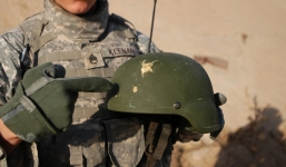 Lính Mỹ hoang mang vì mũ chống đạn chất lượng kém