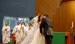 Giọng ca hải ngoại Mai Thiên Vân kết hôn với bạn trai lớn tuổi