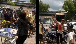 Chủ nhà ném hết mâm đồ lễ vì chưa kịp cúng đã bị 'cô hồn sống' giật đồ