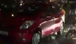 Video: CSGT đẩy xe ôtô chết máy giúp dân giữa trời mưa bão