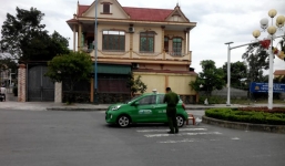 Trộm xe taxi, chạy hơn 50km rồi bỏ lại bên đường