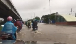 Video: Đường Nguyễn Xiển ngập sâu trong nước, xe cộ chật vật 'bơi' qua