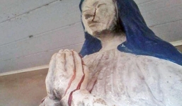 Xôn xao tượng Đức mẹ đồng trinh 'khóc ra máu'