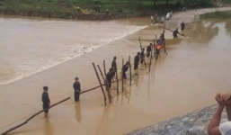 Bé gái 13 tuổi bị nước cuốn trôi chưa tìm thấy tung tích