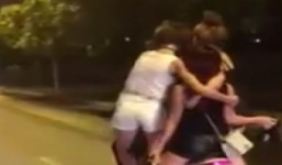 Video: 4 hotgirl 'diễn xiếc' trên xe máy ở Hà Nội
