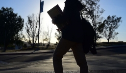 Australia: Nam sinh 70 trường đăng ảnh bạn học lên website bán dâm