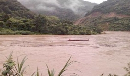 Lũ lên cao nhấn chìm nhà dân, cuốn trôi nhiều xe tải