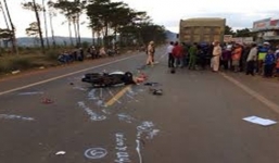 Bánh xe tải phát nổ khiến 2 người thương vong