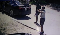 Táo tợn mang súng, kiếm truy sát gia đình giữa ban ngày