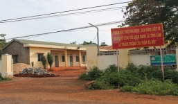 Kỷ luật cán bộ xã quan hệ 'bất chính' với cấp dưới