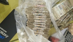 Mang 19 triệu tiền lẻ, mệnh giá dưới 5.000 đồng đi mua Galaxy Note 7