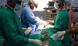 Bác sĩ tá hỏa phát hiện 40 con dao trong bụng bệnh nhân