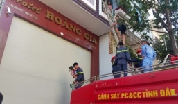 Hàng chục du khách kẹt trong khách sạn cầu cứu cảnh sát