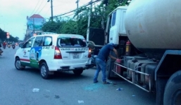 Khách chờ xe bus hoảng loạn tháo chạy vì xe bồn 'điên'