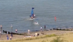 Máy bay lao xuống biển, người trên bờ đổ xô xuống cứu phi công