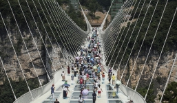 Thót tim đi trên cầu kính cao và dài nhất thế giới