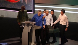 Thủ tướng Singapore quỵ xuống khi đang được truyền hình trực tiếp