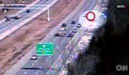 Bé 7 tháng tuổi văng khỏi ô tô, bay cao 10m vẫn sống sót