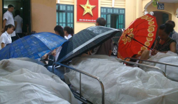 Sự thật bức hình bệnh nhân che ô, đắp nilon đợi chụp X- quang