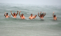 Bộ trưởng Hà xuống biển Quảng Trị tắm ngay sau công bố 'biển an toàn'