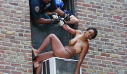 Cảnh sát Mỹ giải cứu người phụ nữ khỏa thân đòi tự tử