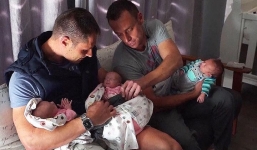 Cặp đồng tính nam làm cha của ba đứa con mang ADN của cả hai người