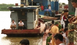 Chìm tàu chở 300 tấn cát trên sông Hồng, 4 người thoát chết