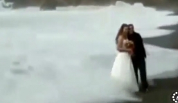 Clip: Cặp đôi bị sóng đánh ngã lăn vì chụp ảnh cưới trên bãi biển