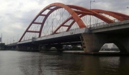 Đưa ví tiền cho tài xế taxi rồi nhảy cầu tự tử