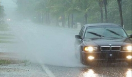 Đi ôtô dưới trời mưa có bị sét đánh không?