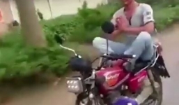 'Quái xế' chắp tay ngồi thiền, lái xe máy bon bon trên đường
