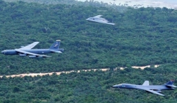 Video: Bộ ba oanh tạc cơ chiến lược Mỹ thị uy ở Biển Đông