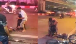 Video người chủ ôm chó Doberman bị đâm trọng thương la hét cầu cứu trên phố Hà Nội