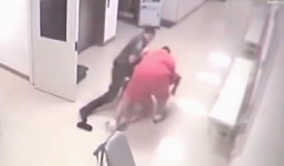 Video: Tù nhân can đảm lao tới giải cứu cai ngục bị đánh