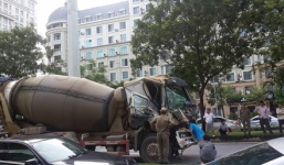 Xe bồn đâm xe buýt, hành khách hoảng loạn