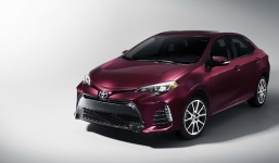 Toyota Corolla 2017 có giá từ 19.365 USD